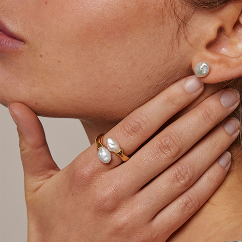 Rings with pearls