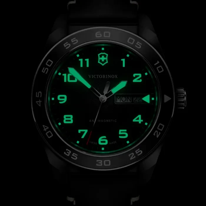 Victorinox Swiss Army 腕時計 未使用 Victorinox Swiss Army Quartz Black Dial Men's Watch 242041